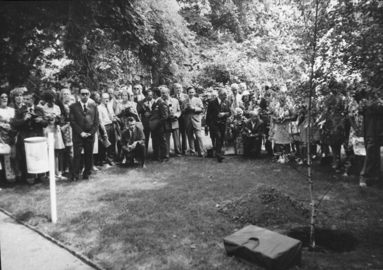 Baumpflanzung am 12.7.1973 im Wiener Rathauspark anläßlich der Weltkonferenz der Pfadfindergilden