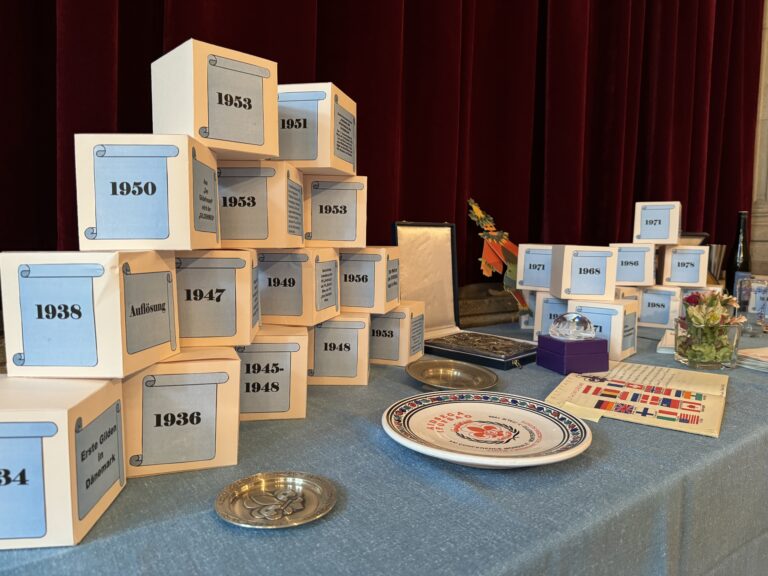 Der Tisch des Pfadfindermuseums mit Würfeln mit den wichtigsten Jahreszahlen aus der Gildengeschichte. Foto: Carlo Bakalarz-Zákos